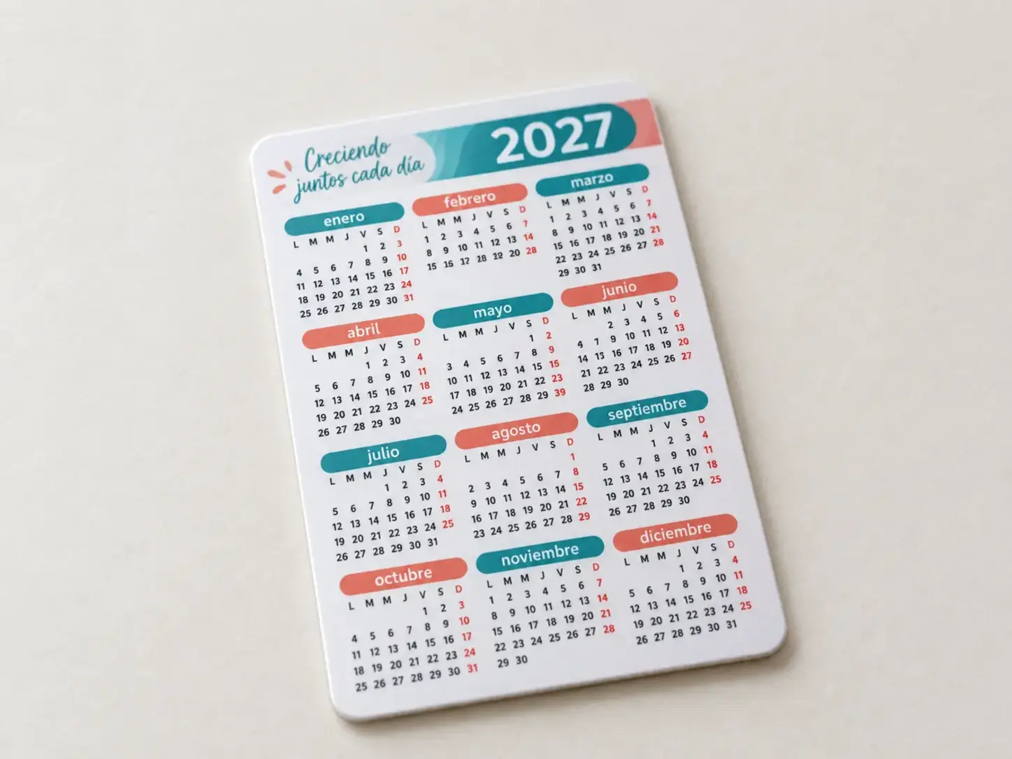 Calendario personalizado de bolsillo fotografiado sobre una mesa