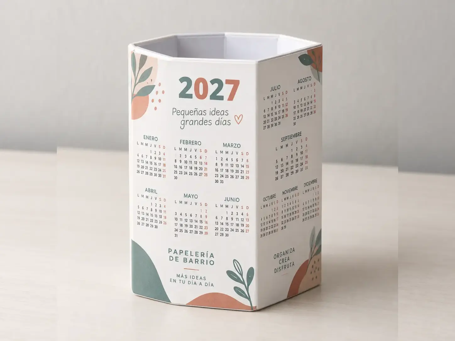 Bote calendario hexagonal personalizado fotografiado en un escritorio