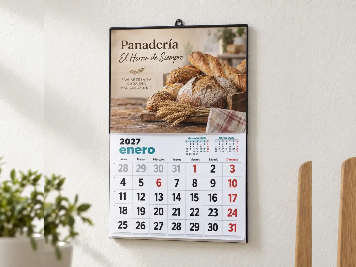Calendario de placa mensual de 33,5 por 30 centímetros fotografiado en pared y mostrado a escala proporcional