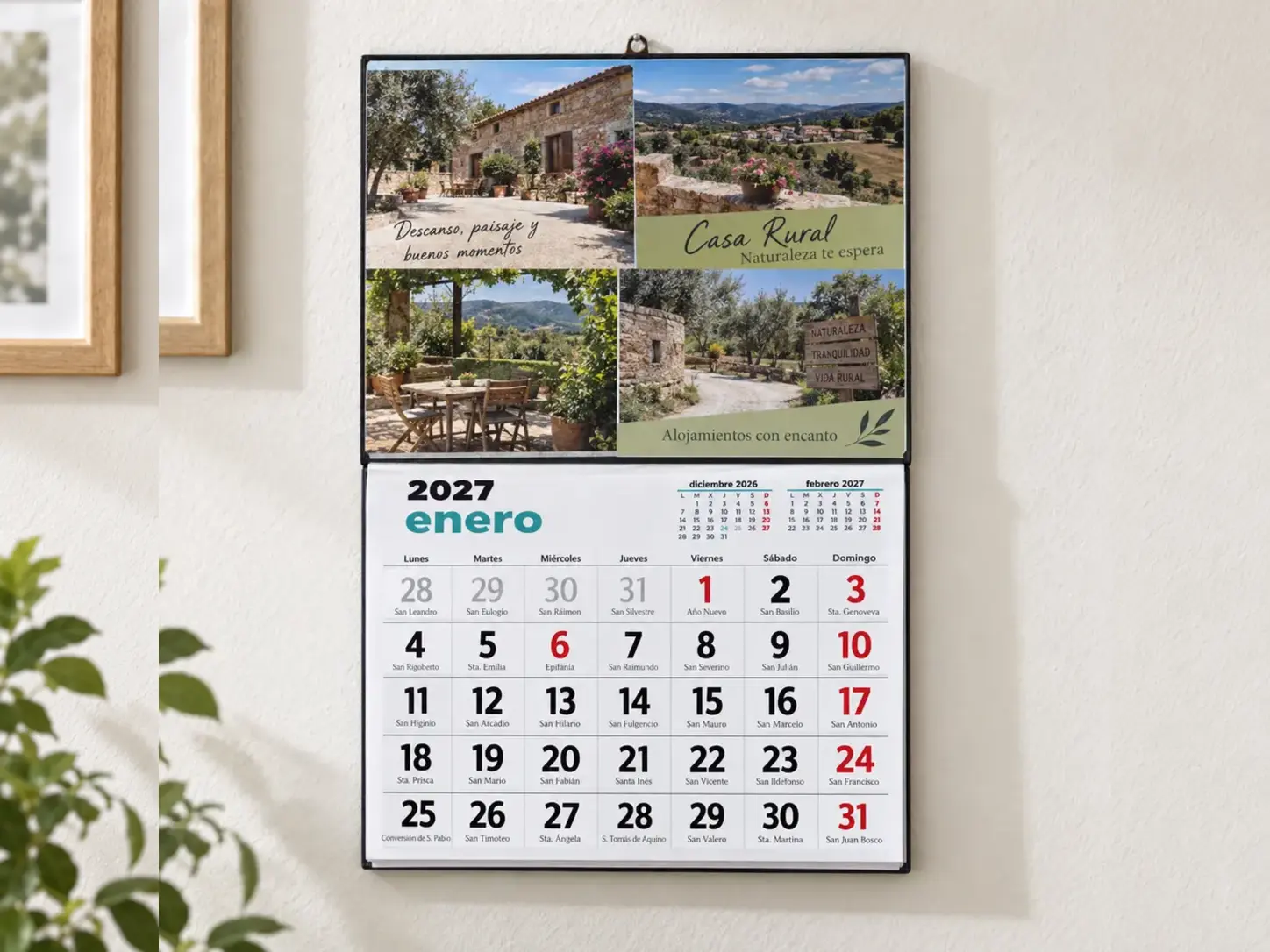 Calendario de placa mensual de 43,5 por 30 centímetros fotografiado en pared y mostrado a escala proporcional