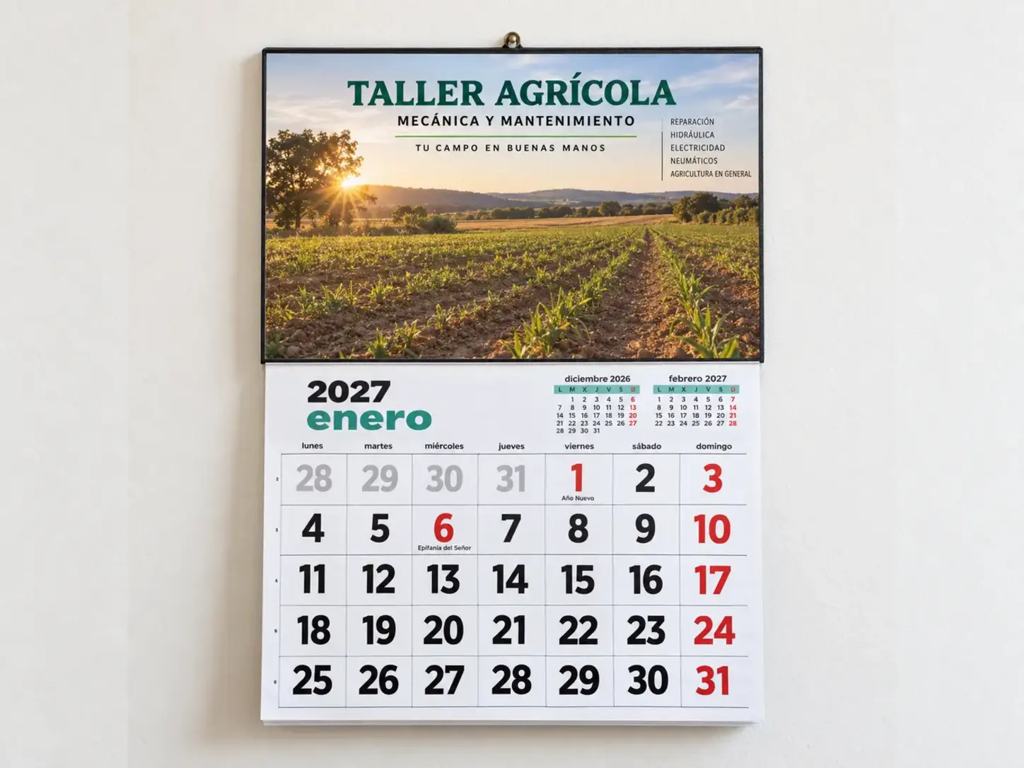 Calendario de placa mensual de 48,5 por 30 centímetros fotografiado en pared y mostrado a escala proporcional