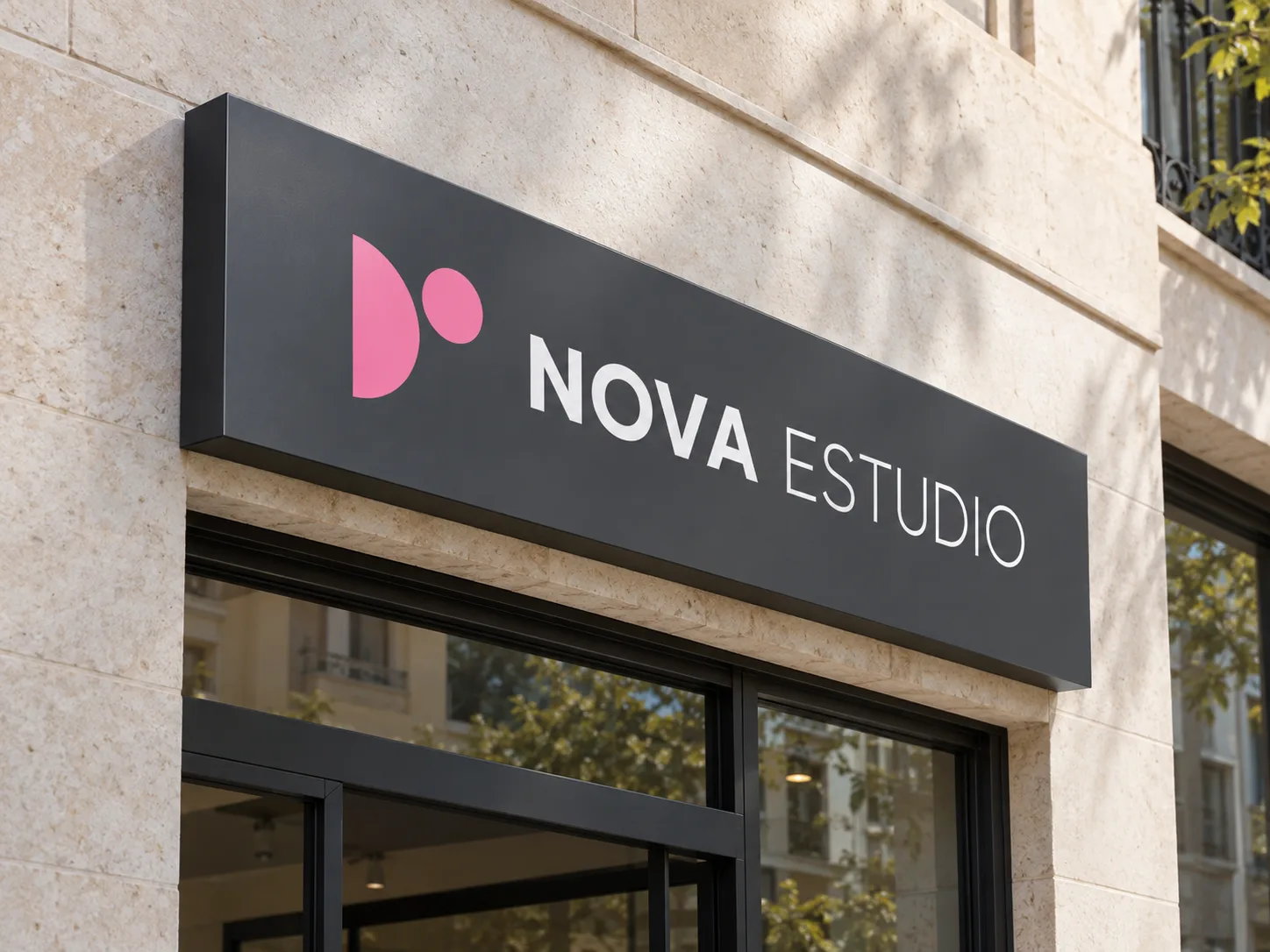 Bandeja plegada de Alucobond antracita, vinilada y fijada directamente a una fachada sin iluminación